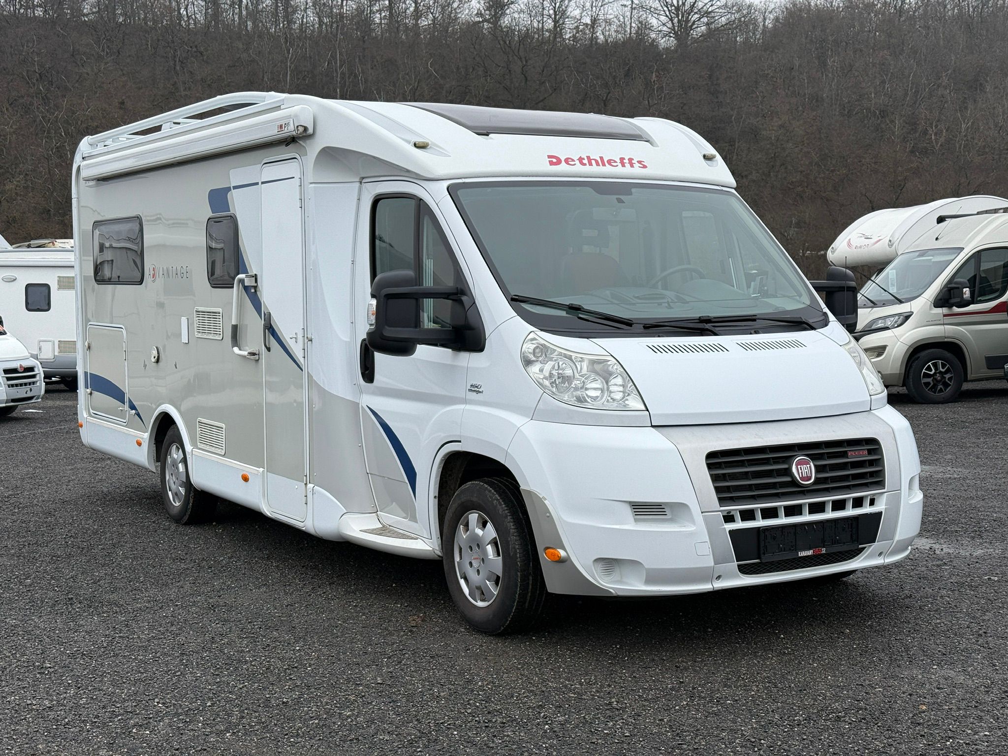 Obytné auto Dethleffs Advantage, 3.0 jtd, 4 osoby, Truma, podélné postele – exteriér