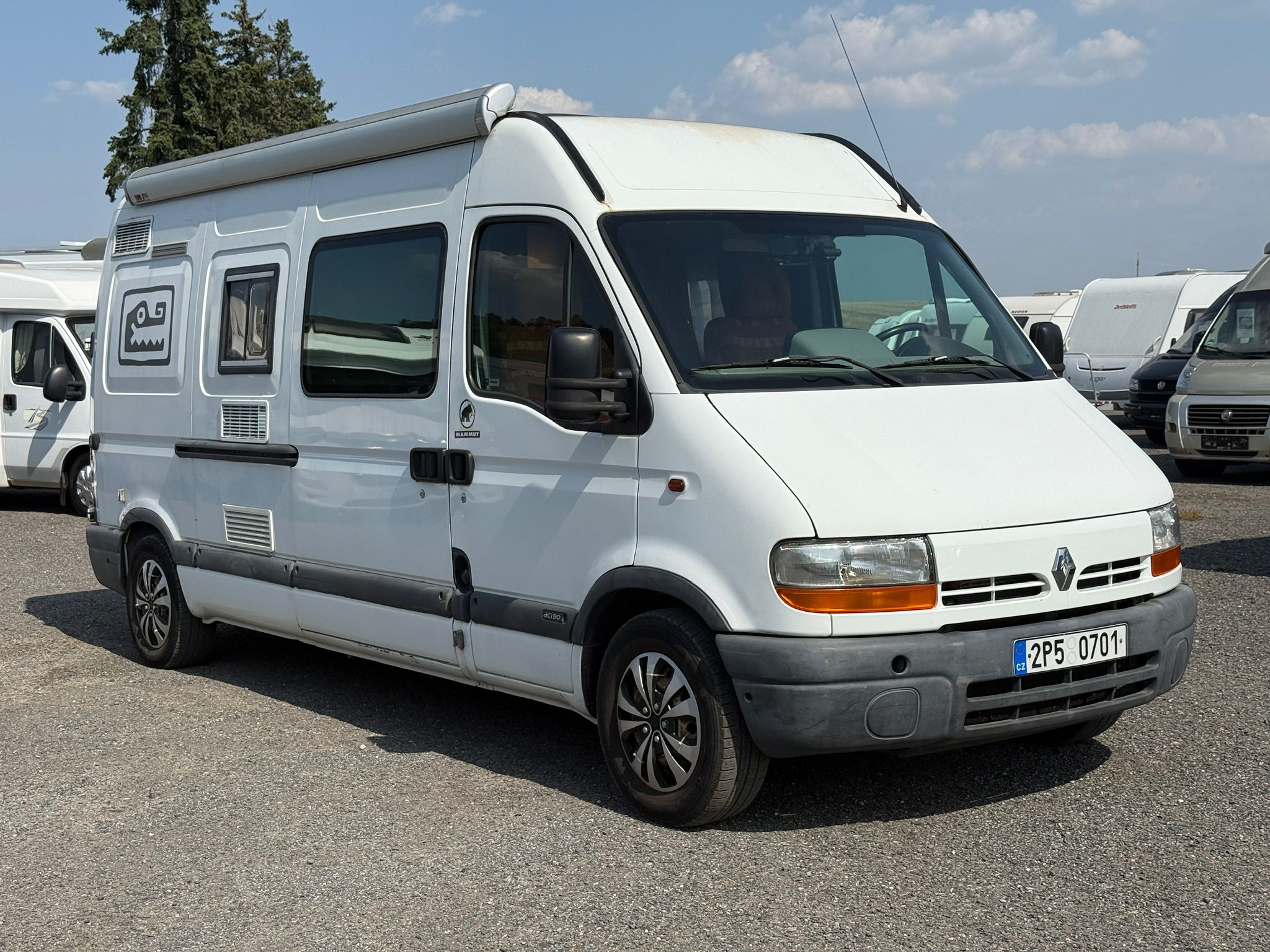 Obytné auto Renault KRS, markýza, držák kol (vada motoru) – exteriér