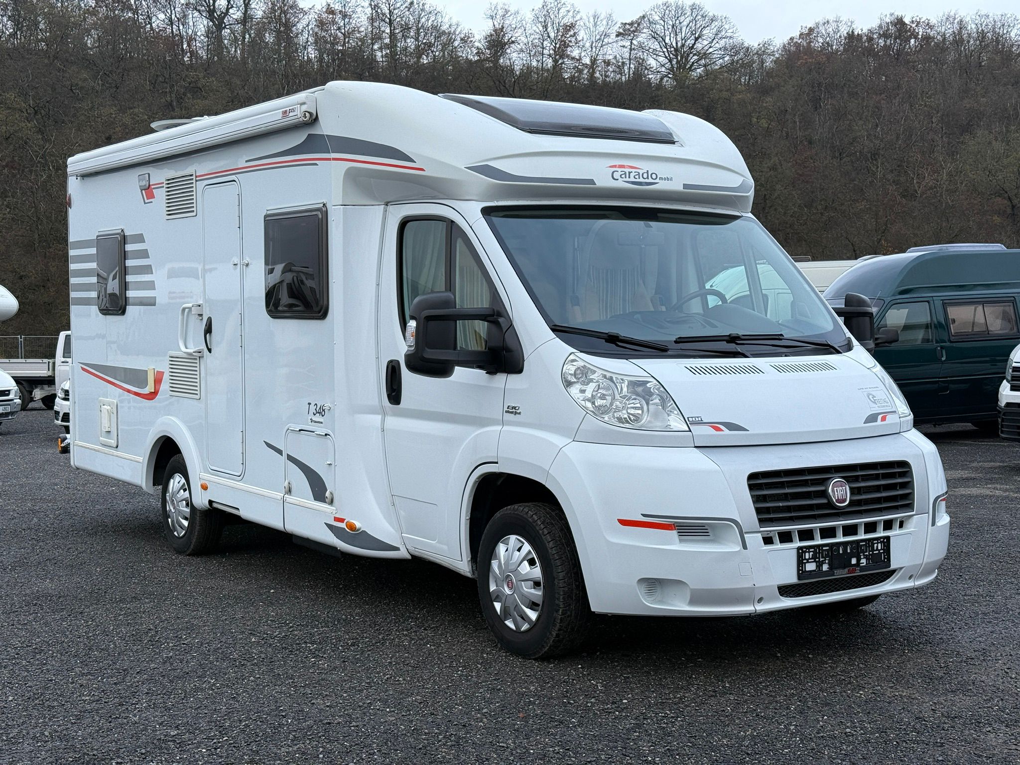 Obytné auto Carado T348, sjížděcí postel, 2012, držák na motorku, Truma – exteriér